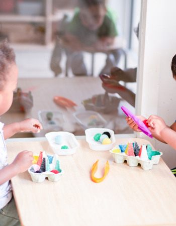 Deux enfant faisant un jeu d'imitation au sein d'une crèche Babilou