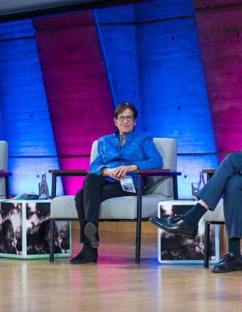 Trois personnes sur scène durant une table ronde au congrès des neurosciences