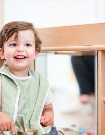 Un enfant en train de sourire dans une crèche