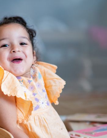 Petite fille qui sourit en crèche