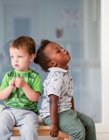 2 enfants assis sur un banc 