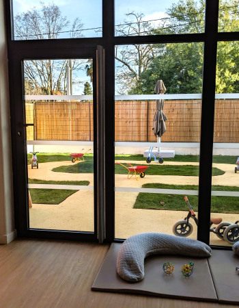 Jardin de la crèche Babilou Toulouse Chaussas vue depuis l'intérieur