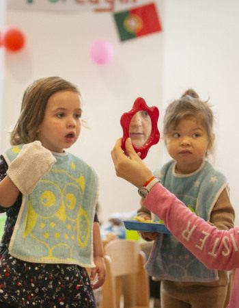 Enfant et pro jouant ensemble