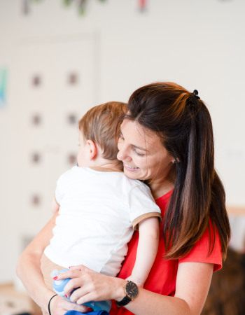 Une maman tenant son enfant en crèche Babilou