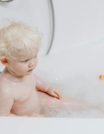 Un enfant dans son bain