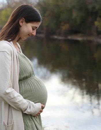 Femme enceinte, au bord d'une rivière