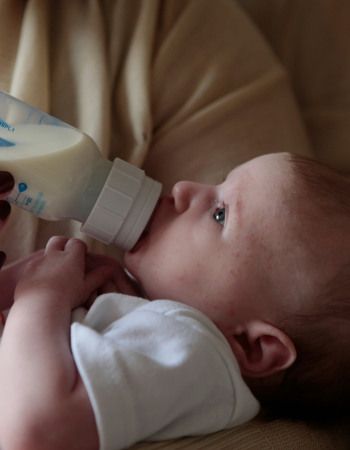 Enfant qui boit son biberon de lait