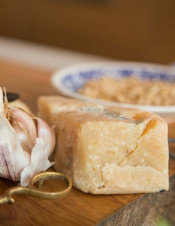 Parmesan sur une table avec de l'ail