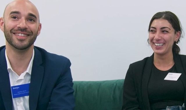 Un collaborateur Babilou et un client, assis sur un canapé, en train de rire