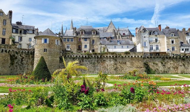 la ville de Vannes et ses remparts sous le soleil