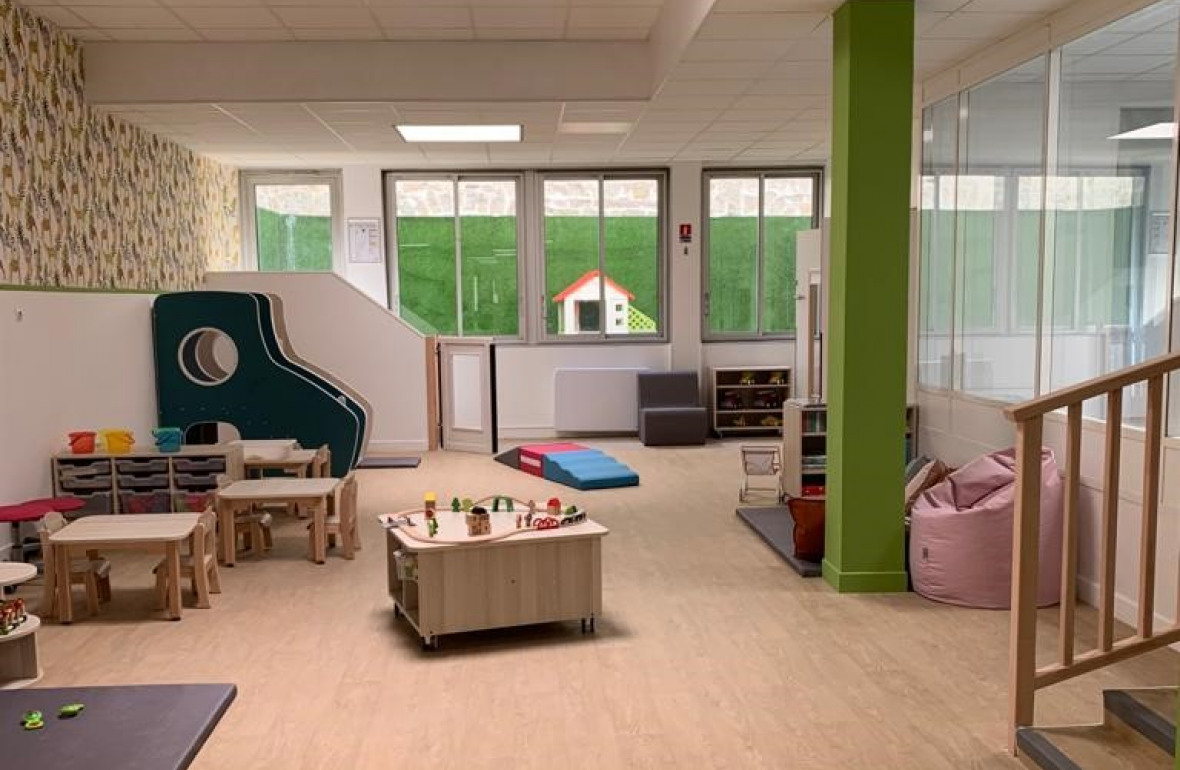 Salle de vie de la crèche Les Bébés Aventuriers Lecourbe