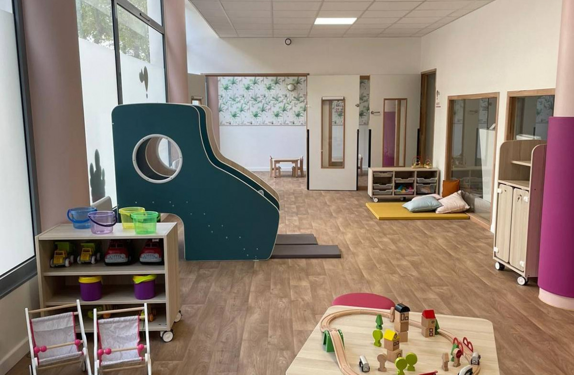 Salle de vie de la crèche Les Bébés Aventuriers Rueil