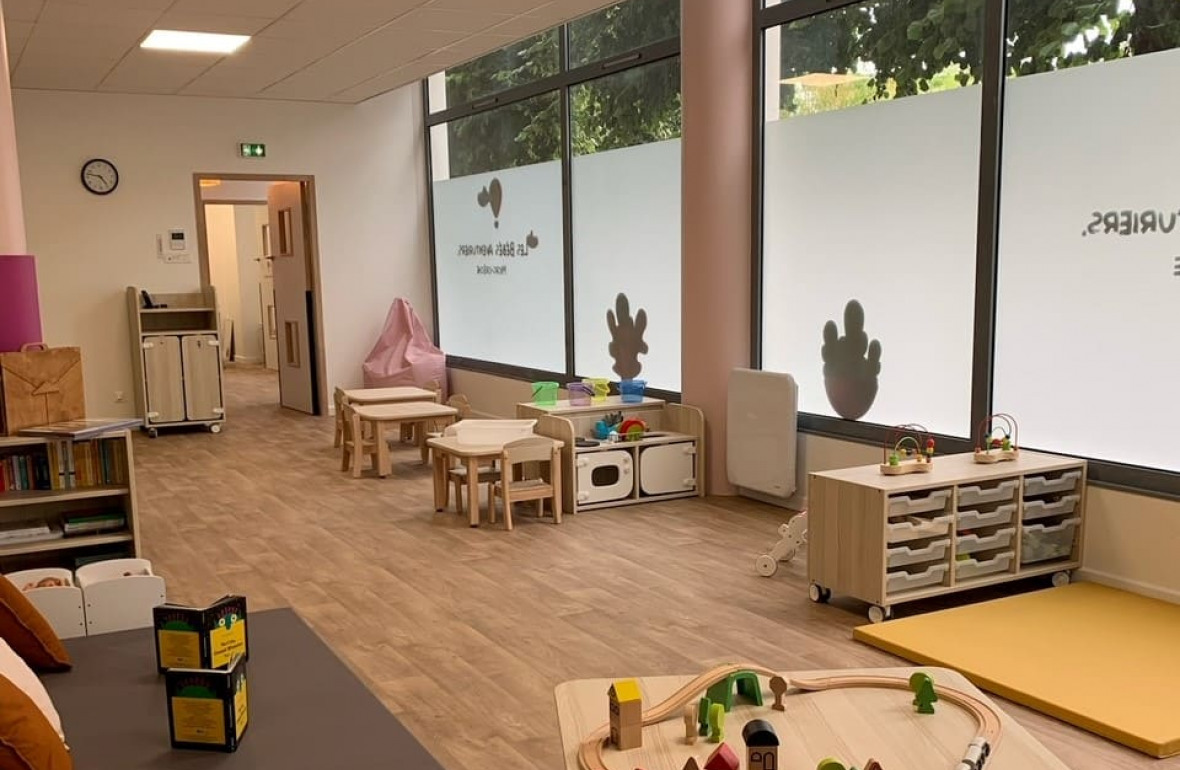 Salle de vie de la crèche Les Bébés Aventuriers Rueil