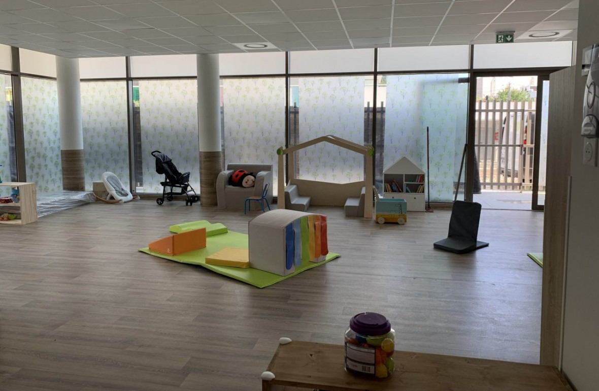 Salle de vie de la crèche Baby Eveil Près d'Arènes