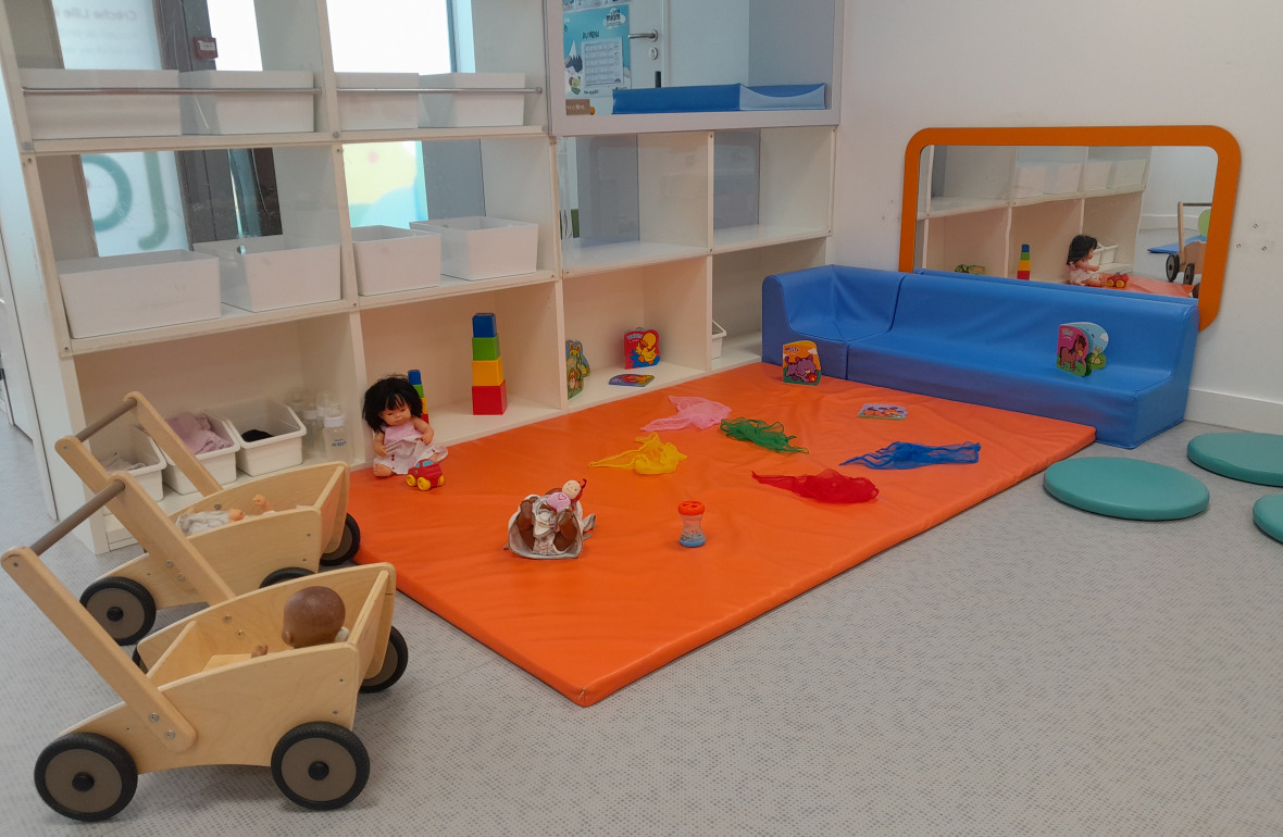 Salle de jeu avec jouets pour les tout-petits