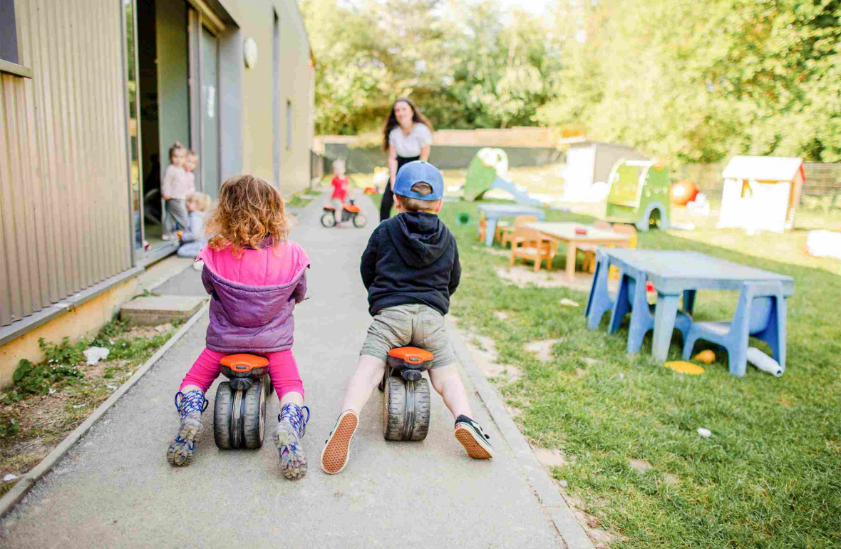 031 - Babilou Saint Grégoire Boutière jeux en extérieur avec des enfants