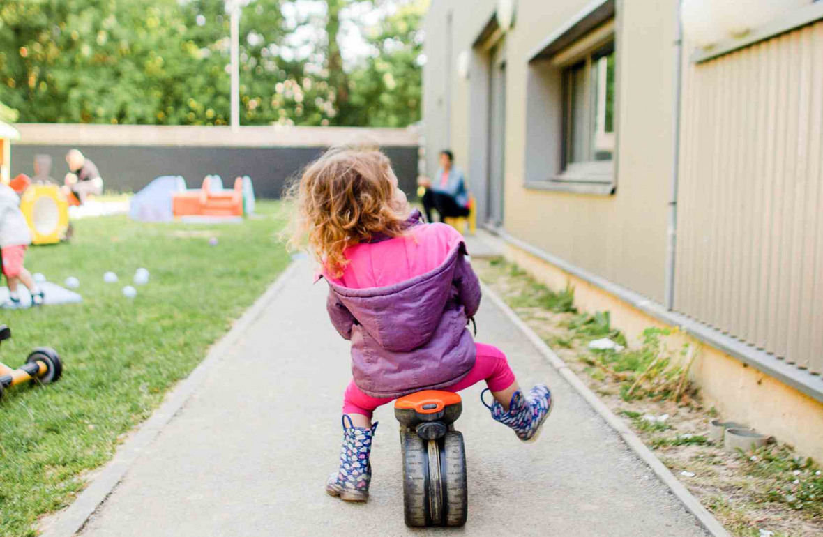 031 - Babilou Saint Grégoire Boutière petite fille sur un vélo