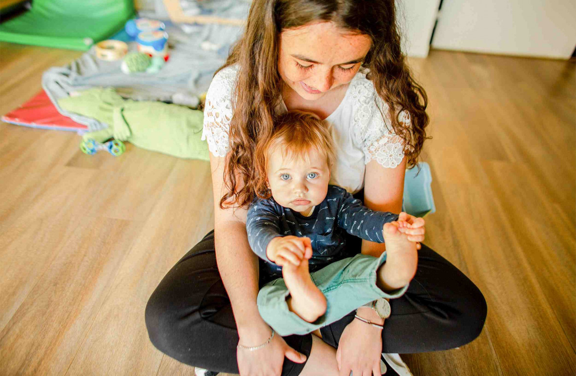 031 - Babilou Saint Grégoire Boutière bébé sur les genoux d'une professionnelle