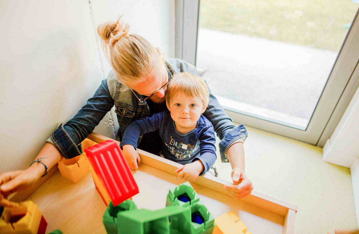 031 - Babilou Saint Grégoire Boutière professionnelle avec un enfant 