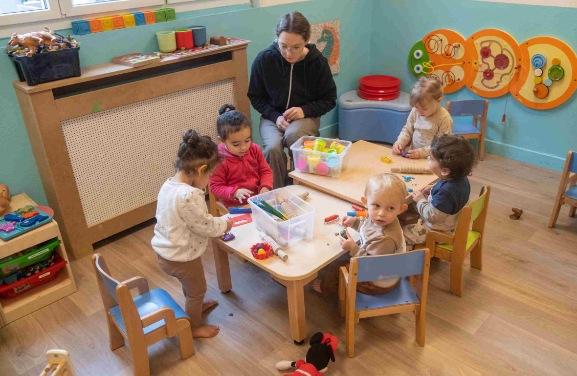 035 - Babilou Le Plessis Herriot activité autour d'une table avec des enfants