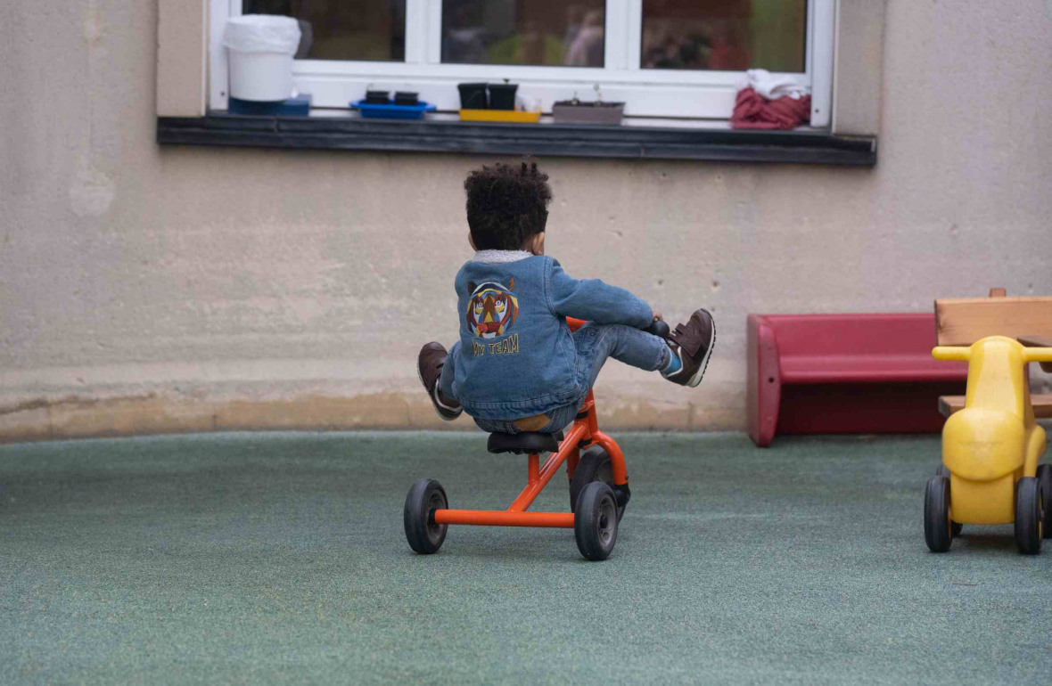 035 - Babilou Le Plessis Herriot petit garçon sur un vélo dehors
