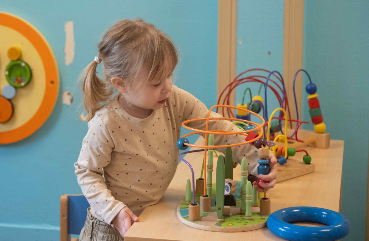 035 - Babilou Le Plessis Herriot petite fille qui joue avec des jeux