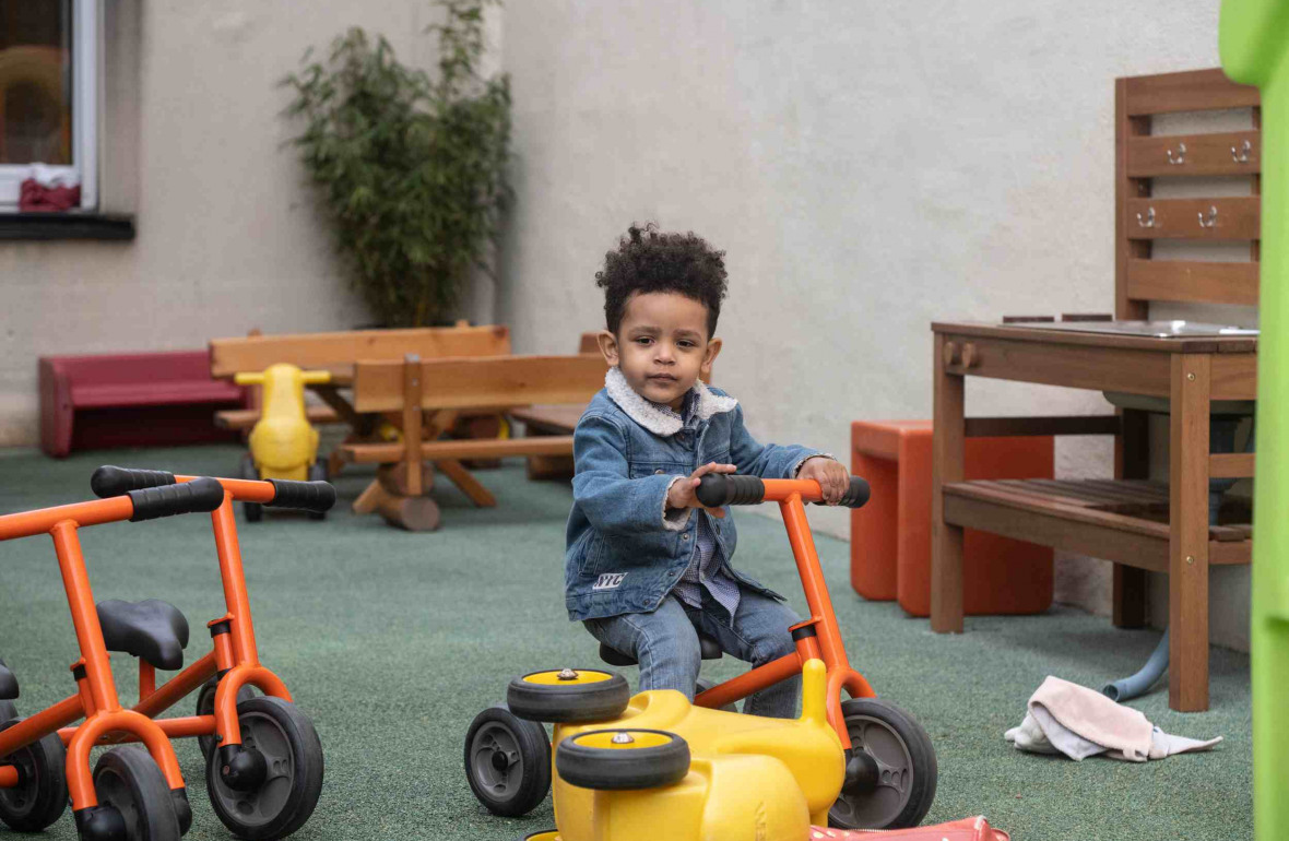 035 - Babilou Le Plessis Herriot petit garçon sur un vélo 