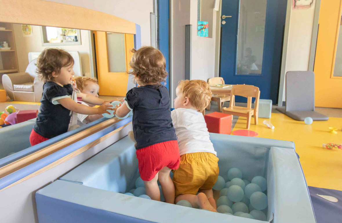 346 - Babilou Figeac Aiguille enfants dans la piscine à balles