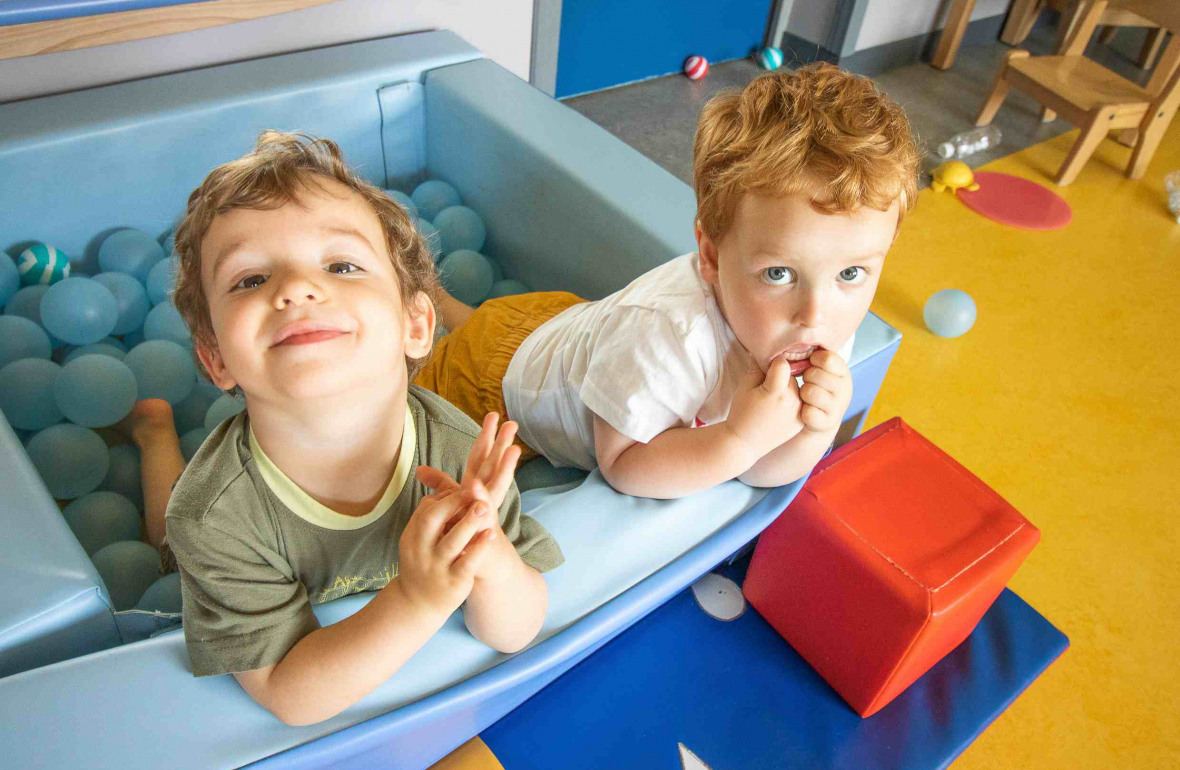 346 - Babilou Figeac Aiguille deux enfants dans la piscine à balles