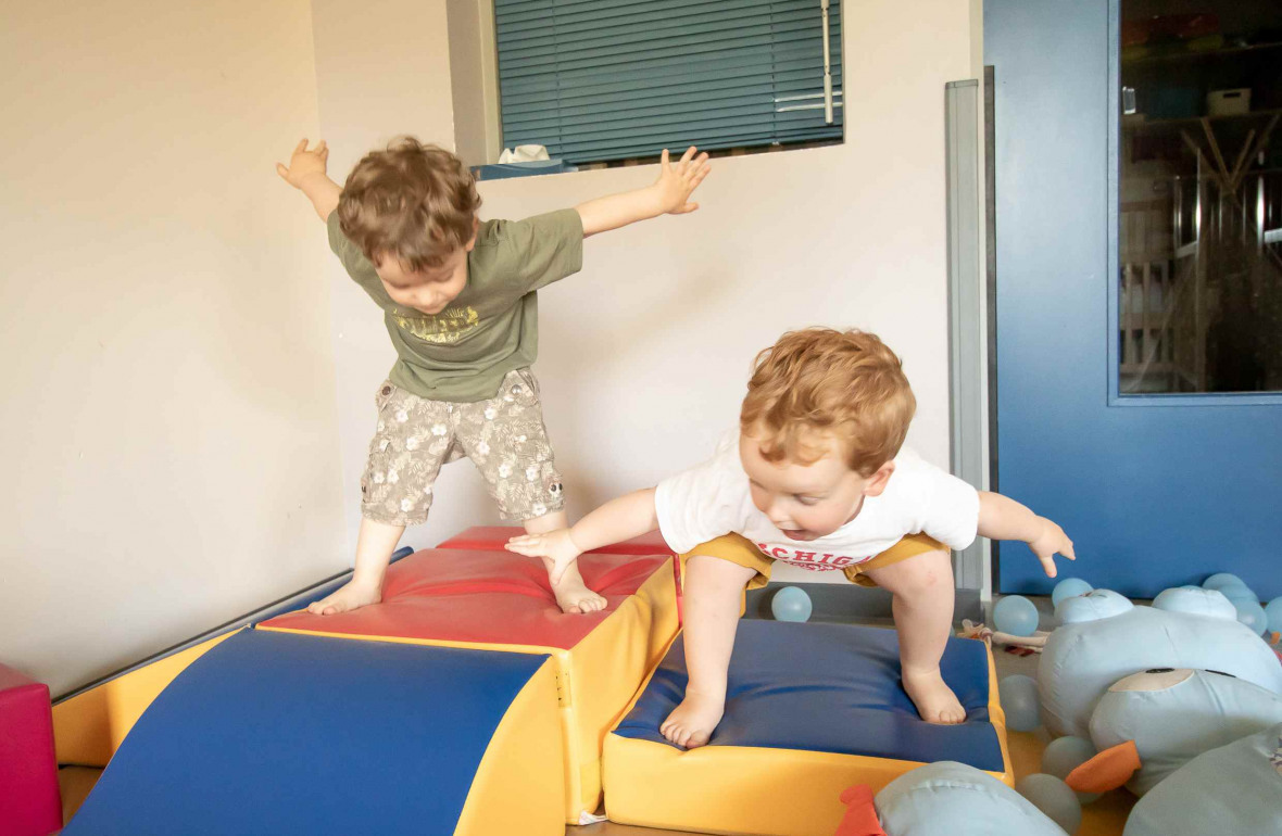 346 - Babilou Figeac Aiguille enfants dans la parcours de motricité