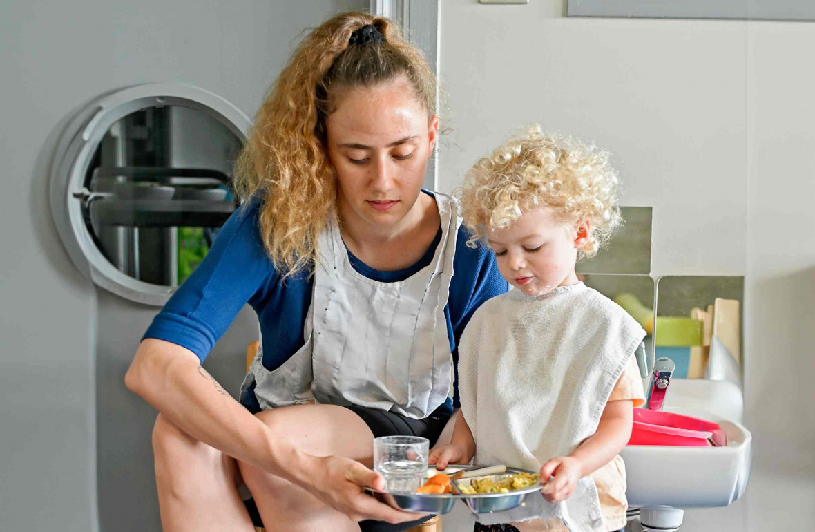 581 - Babilou Montpellier Nuage professionnel et enfant au moment du repas