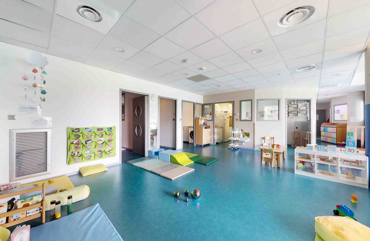 581 - Babilou Montpellier Nuage salle de vie avec différents pôles de jeux