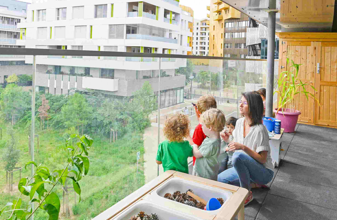 581 - Babilou Montpellier Nuage enfants avec une professionnelle sur le balcon