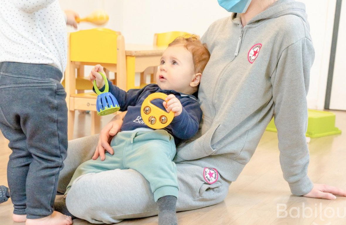 photo petit garçon avec une professionnelle