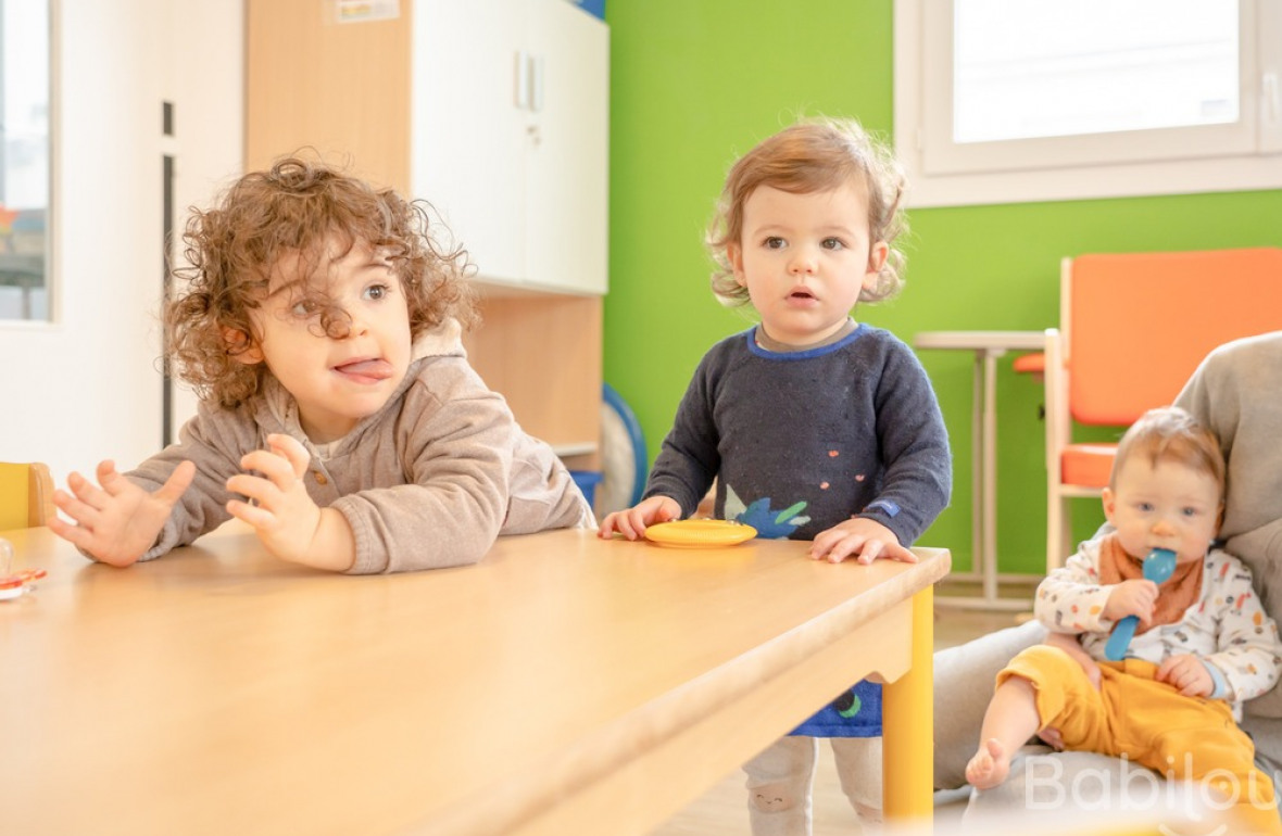 photo enfants autour d'une table