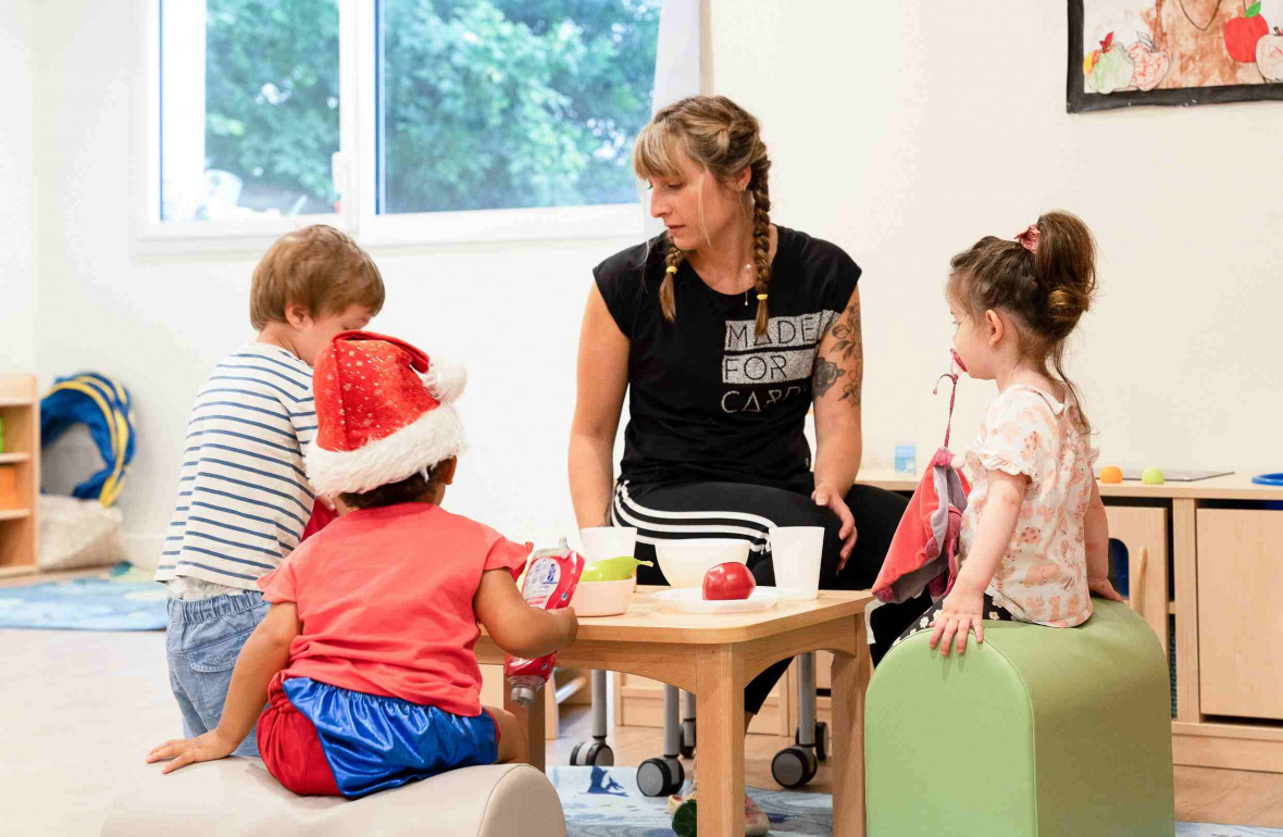 631 - Babilou Bordeaux Douet enfants et professionnelle autour d'une table