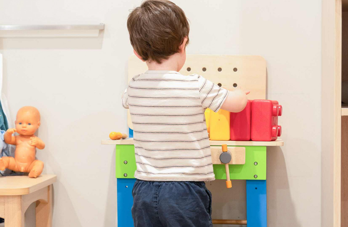 631 - Babilou Bordeaux Douet enfant avec un jeu de construction