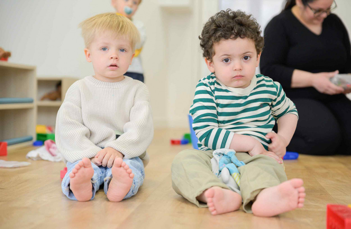 676 - Babilou Paris Ternes deux petits garçons avec leurs doudous