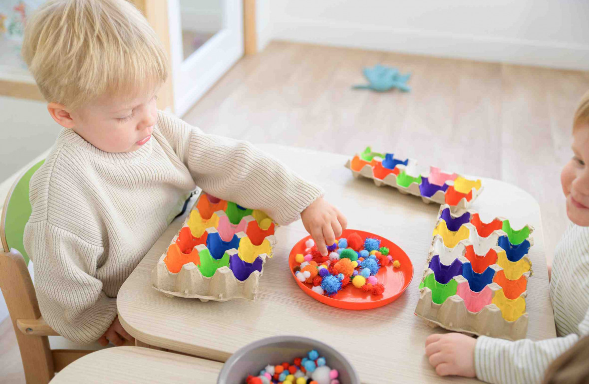 676 - Babilou Paris Ternes activité association de couleurs avec des ponpons