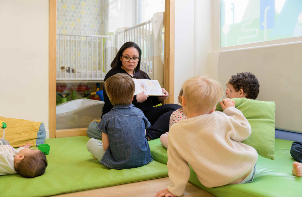 676 - Babilou Paris Ternes professionnelle et enfants dans le coin lecture