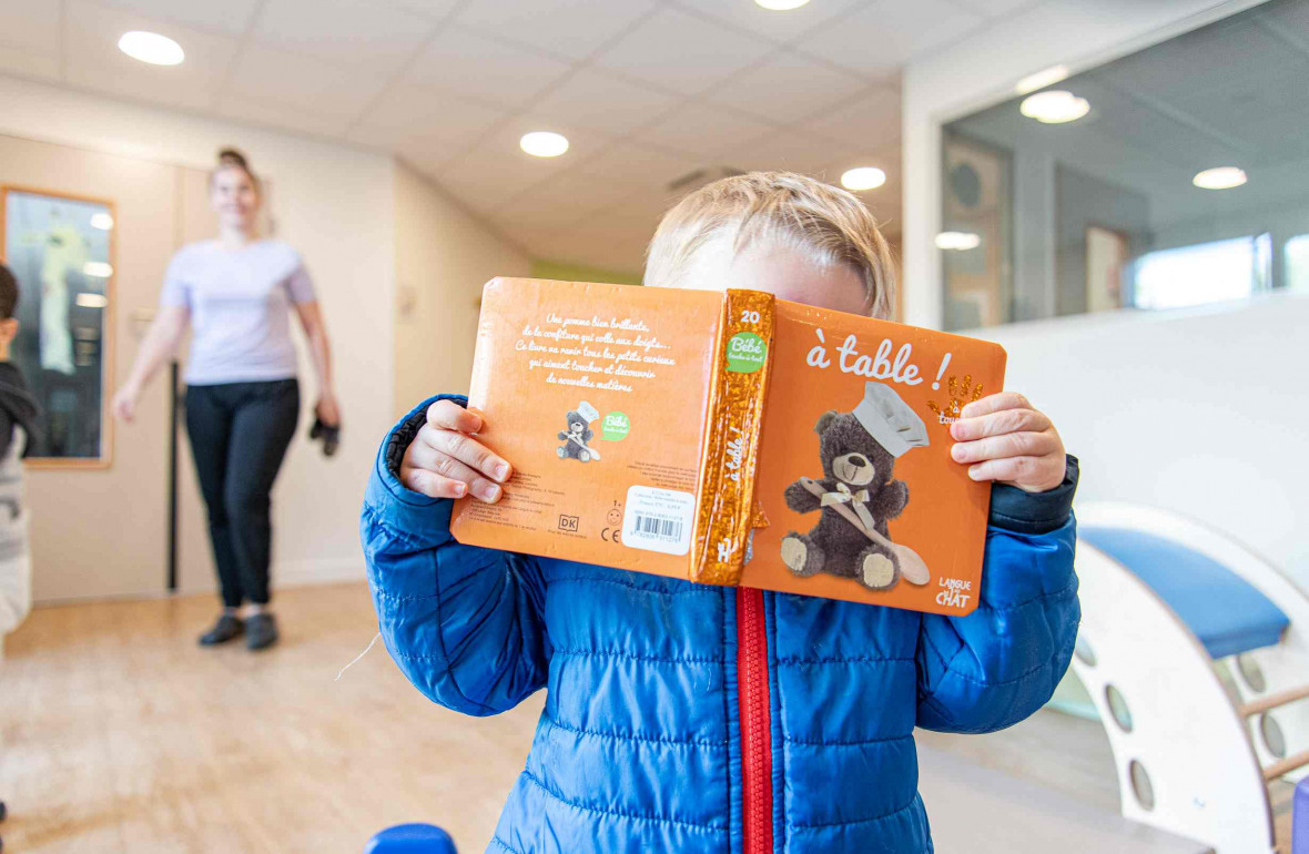 696 - Babilou Fréjus La Montagne enfant avec un livre