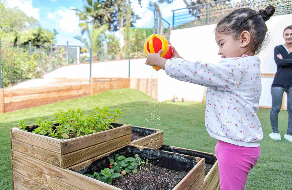 696 - Babilou Fréjus La Montagne activité potager petite fille