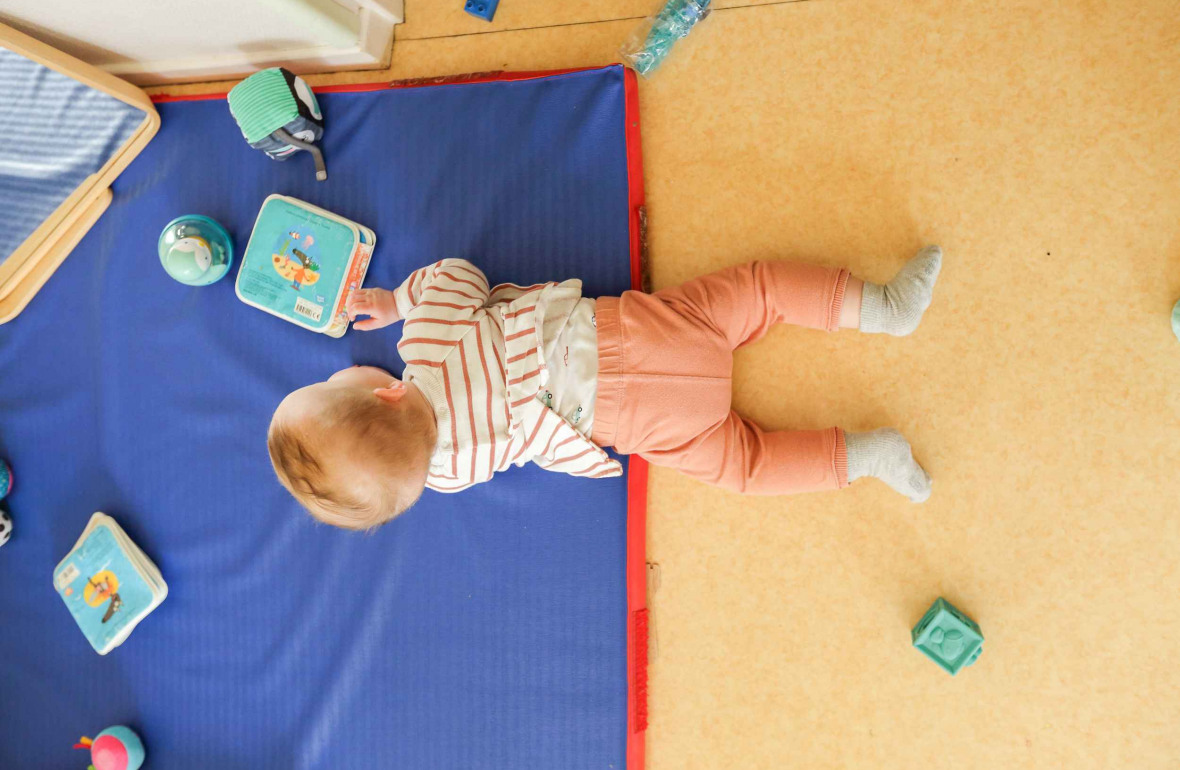 083 - Babilou Lyon Hénon bébé sur le tapis de motricité