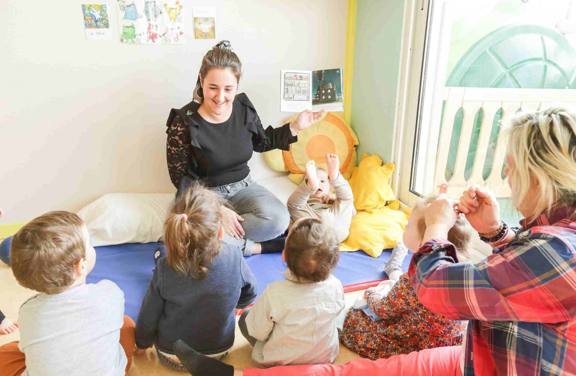 083 - Babilou Lyon Hénon professionnelle qui raconte une histoire aux enfants