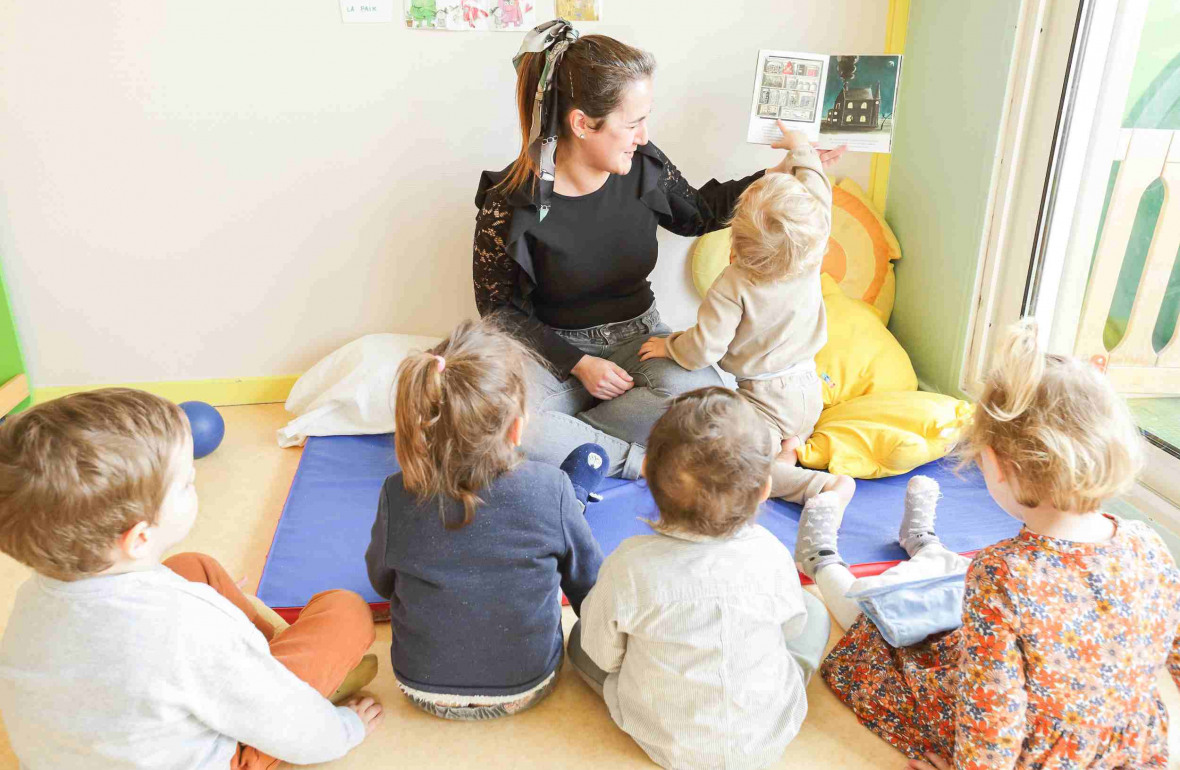 083 - Babilou Lyon Hénon professionnelle qui raconte une histoire aux enfants