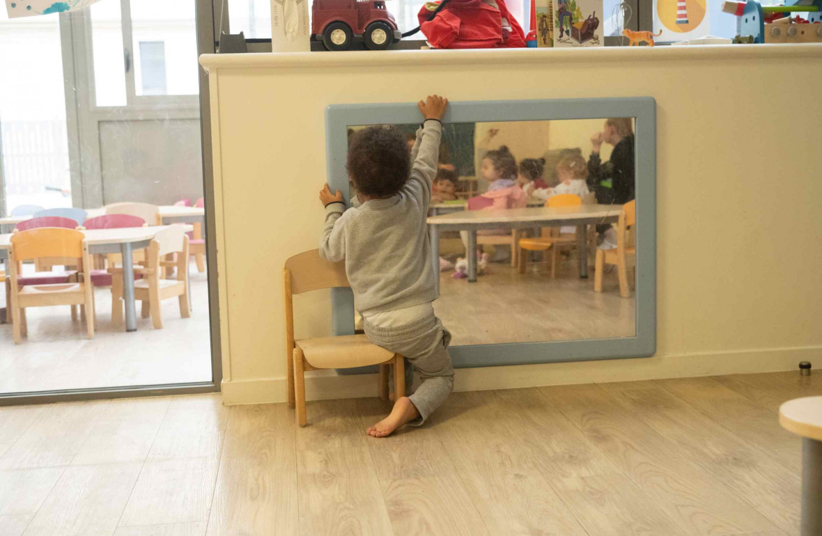 469 - Babilou Suresnes Gallieni tout-petit qui se regarde dans un miroir