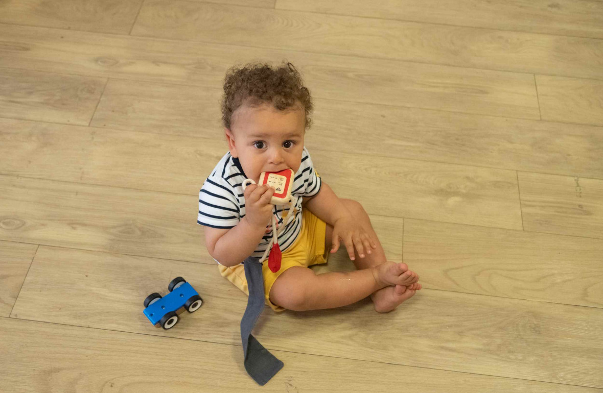 469 - Babilou Suresnes Gallieni petit garçon qui joue aux voitures