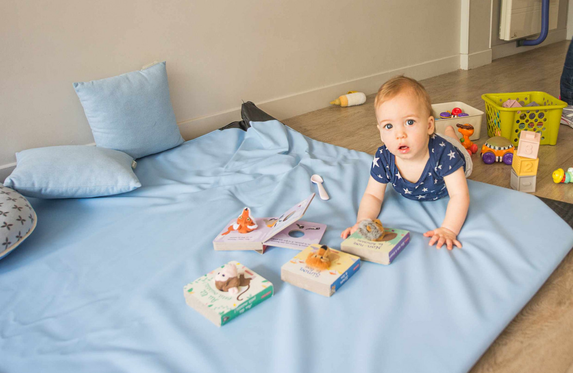 018 - Babilou Poissy Gambetta - tout-petit dans une crèche avec des livres