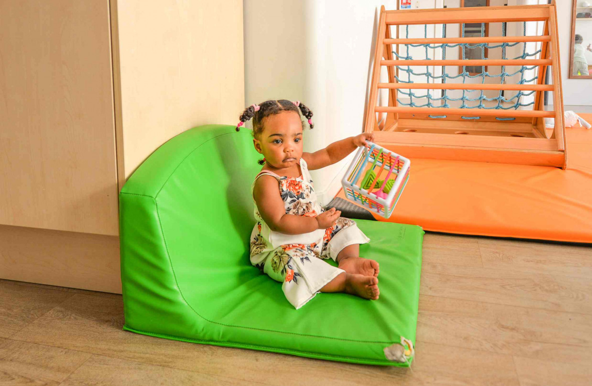 018 - Babilou Poissy Gambetta - petit fille avec un livre
