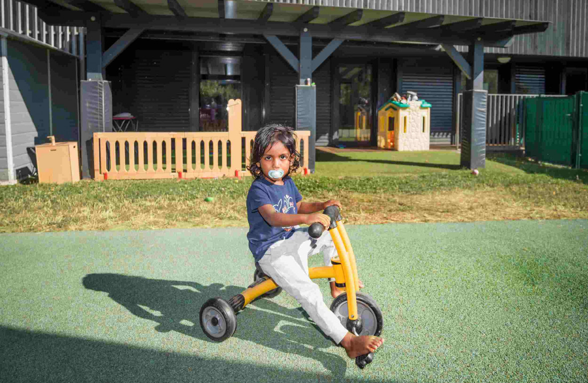 104 - Babilou Seynod Montaigne - petit garçon sur un vélo